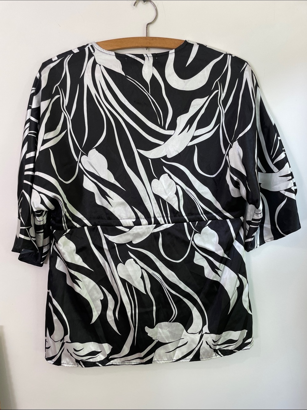 VTG Charlotte Russe Y2K Satin Black & White V-neck Tie-Front Blouse Size M - Picture 7 of 8